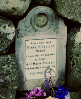 Gravstenen i kirkeg�rdsdiget
